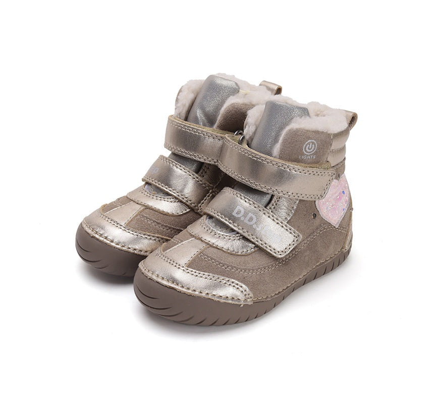 D.D.Step ghete fete imblanite cu LED 25-30 Cream cu inimioara Fő kép